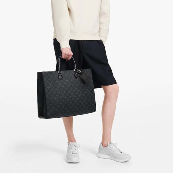 louis-vuitton–M44733_PM1_Worn view.webp